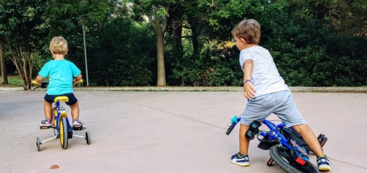 insegnare ad andare in bicicletta ai bambini